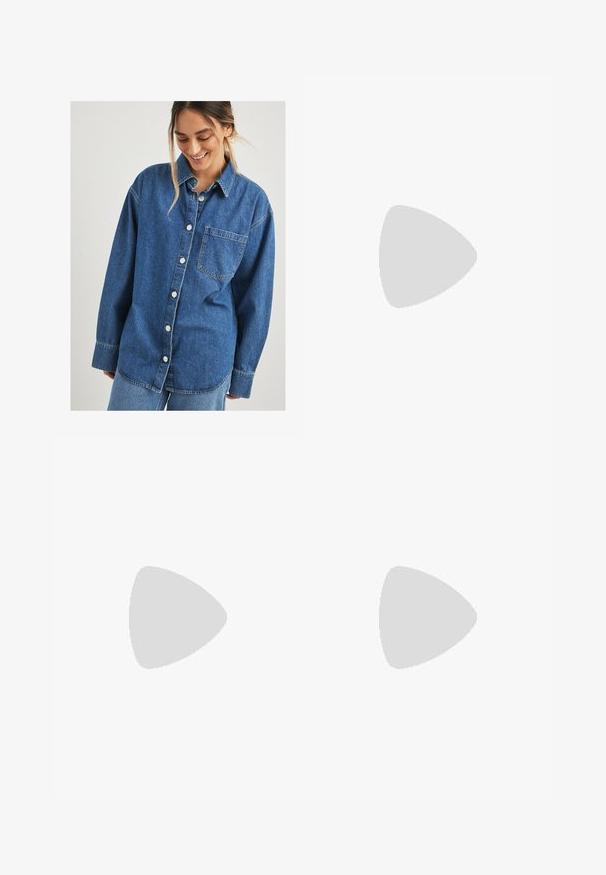 Blå denimskjorta med knäppning fram, en bröstficka och långa ärmar. Har en avslappnad passform och lätt blekning.; Breda byxor i en ljus krämfärg. Tillverkade av ett mjukt tyg med veck fram och sidofickor.; Svart lackläder slingback-klackar med spetsig tå, utskuren sidor och en liten fyrkantig klack. Slät textur med minimala accenter.; Ljusgrå läderväska med en U-formad design och ett böjt metallhandtag. Slät textur med minimal sömnad och inga synliga mönster.