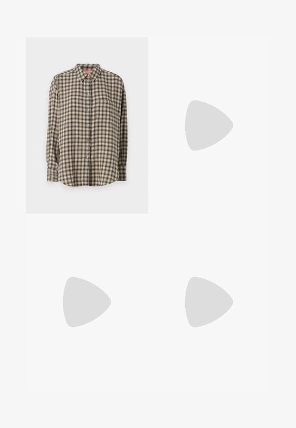 JJXX JXJAMIE - Blúzka so zapínaním na gombíky - vetiver; Hnedé nohavice so širokými nohavicami a hladkou textúrou, s vysokým pásom a prednými skladmi. Tkanina je ľahká a voľne sa pohybuje.; Čierne lakované sandále na podpätku so štvorcovou špičkou, navlečenými remienkami okolo členku a striebornými prackami. Disponujú masívnym blokovým podpätkom pre stabilitu.; Hnedá kožená taška na rameno s hladkou textúrou, otvoreným vrchom a dvoma ramenými popruhmi. Má minimálne šitia a žiadne viditeľné kovania.