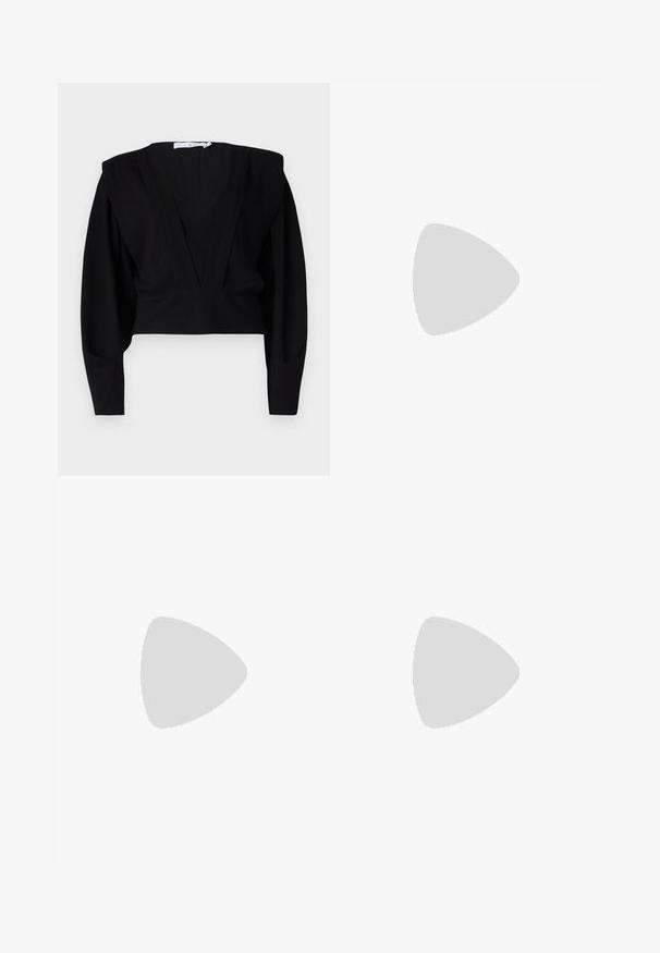 Blusa nera cropped con scollo a V profondo, maniche lunghe e spalle strutturate. Realizzata in un tessuto morbido e opaco con dettagli minimi.; Pantaloni neri a zampa d'elefante con vita alta, realizzati in tessuto elastico. Presentano dettagli di cucitura verticale nella parte anteriore e una texture liscia.; Sandali neri in pelle con dettagli in oro, caratterizzati da più cinghie e una suola piatta per un design open-toe.; Borsa a secchiello in pelle nera con finitura testurizzata, dettagli in metallo dorato e apertura superiore. Presenta una maniglia corta e una tracolla regolabile.