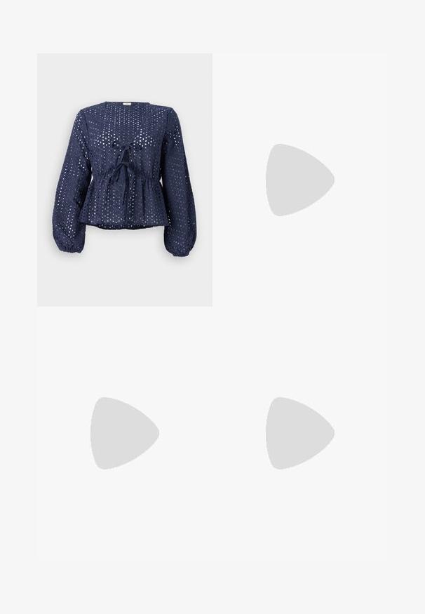 Námornícky modrá blúzka z tkaniny s očkovými vzormi, ktorá má výstrih do V, dlhé rukávy, sťahovaný pás a viazanie vpredu.; Gina Tricot STRUCTURE MAXI SKIRT - Maxisukňa - white; Čierne kožené baletky s špicatou špičkou, viazaním okolo členka a plochou podrážkou, s hladkou textúrou a minimalistickým dizajnom.; Červená kožená kabelka s ostrým, geometrickým dizajnom. Má jeden nastaviteľný popruh a uzatváranie na klopu so šitím.
