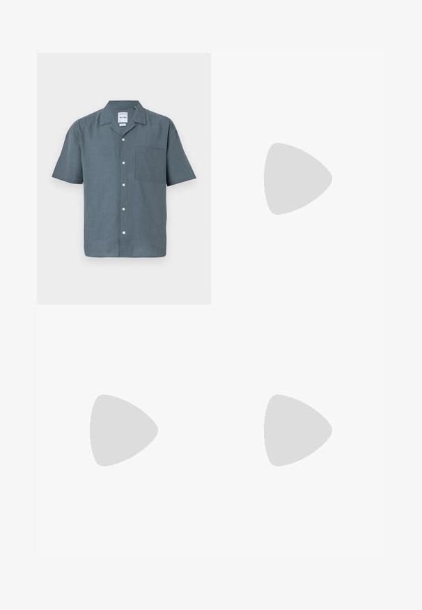 Camicetta a maniche corte in lino grigio scuro con colletto a punta, tasca frontale e bottoni bianchi lungo la pattina. Design semplice e dal fit rilassato.; Due magliette a girocollo in nero e verde oliva, realizzate in morbido cotone. Il design è semplice, con maniche corte e un taglio dritto.; Pantaloni sportivi neri in tessuto texturizzato, dotati di una vita regolabile, tasca laterale con zip e polsini a gamba affusolata.; Sneaker in pelle bianca con una suola spessa color crema, accento sul tallone blu navy e logo laterale. Texture liscia, design minimalista, con chiusura a lacci.