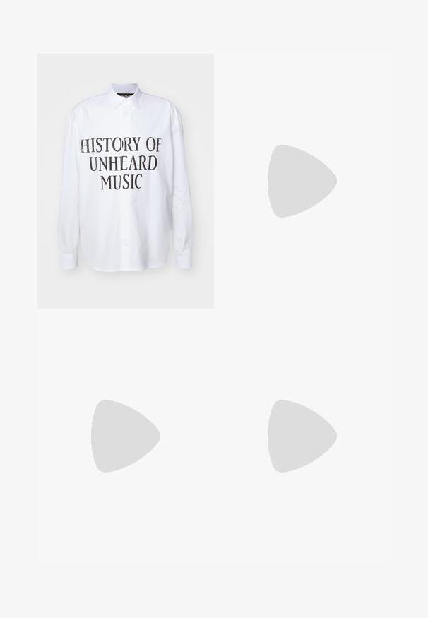 Balta ilga rankovė marškiniai su mygtukais, ant kurių priekyje didelėmis, nusidėvėjusiomis juodomis raidėmis spausdinama "NEIŠGIRTOS MUZIKOS ISTORIJA".; Šviesiai mėlyni tiesaus kirpimo džinsai, pagaminti iš džinsinio audinio, turintys penkių kišenių dizainą, užtrauktuką ir kontrastingus siuvimo akcentus.; Paul Smith JASON - Puošnūs suvarstomi batai - black; Juodas odinis pečių krepšys su tekstūruotu paviršiumi, metalinės detalės, reguliuojama dirželė ir užsegimas su užlenkimu, kuriame yra sagties detalės.