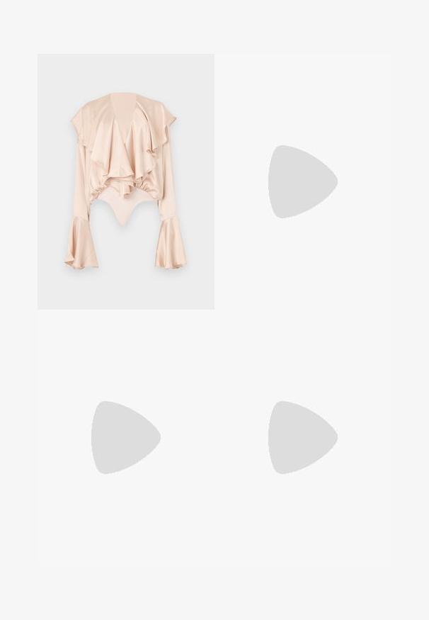 Világos rózsaszín selyem blouse, fodros dizájnnal, bővülő ujjakkal és patentos záródással az alján. Sima textúra és lágyan omló anyag részletek.; Fekete bőr széles szárú nadrág, rugalmas derékkal, két oldalsó zsebbel és sima, fényes textúrával.; Barna sarokkal készült szandál négyzet alakú orral, két sötétbarna pánttal és arany csattal. Jellemzi a rétegezett blokk sarok és a sima bőr textúra.; Fekete bőr keresztbody táska két elülső zsebbel, arany csattokkal, cipzáras záródással és vékony pánttal. Textúrált felület és kompakt téglalap alak.