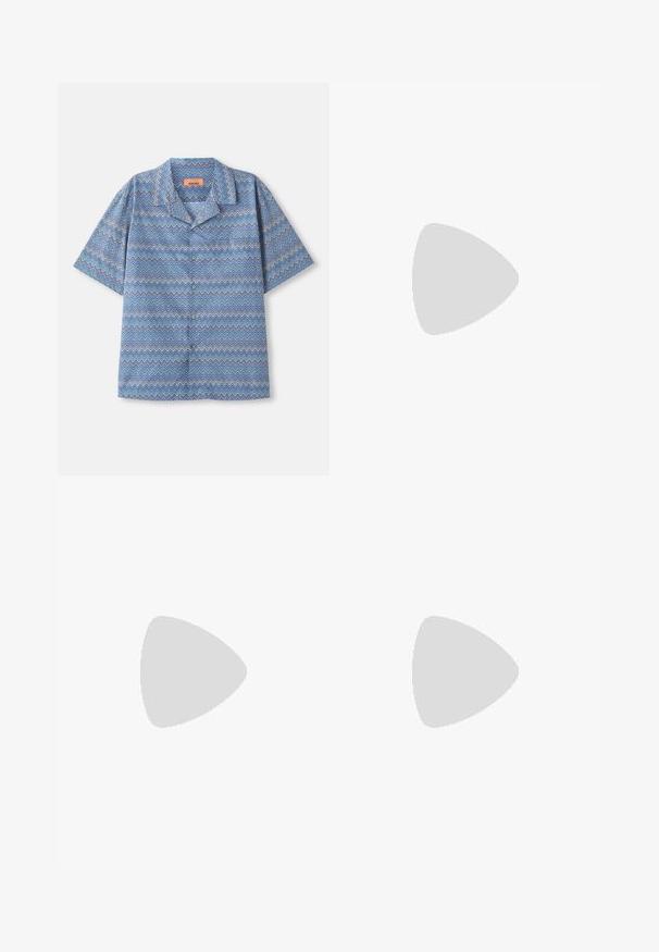 Κοντομάνικο πουκάμισο με κουμπιά σε μπλε, λευκό και μωβ ζιγκ-ζαγκ σχέδιο και με γιακά camp, στρωμένο επίπεδο σε λευκό φόντο.; Τρία λευκά ριμπ μπλουζάκια από βαμβάκι. Διαθέτουν στρογγυλή λαιμόκοψη και μικρές μαύρες ετικέτες κοντά στο στρίφωμα. Διαθέσιμα σε πολλές μεγεθύνσεις.; Μαύρο αθλητικό παντελόνι με ελαστική μέση, κατασκευασμένο από λείο ύφασμα, με διακριτική ραφή στο πλάι και χαλαρή εφαρμογή, σχέδιο ίσιου ποδιού.; Μαύρα αθλητικά παπούτσια με επάνω μέρος από σουέτ και συνθετικό υλικό, με τρεις λευκές ρίγες, υφασμάτινη σόλα από καουτσούκ και μπλε ταυτότητα λογότυπου στη γλώσσα.