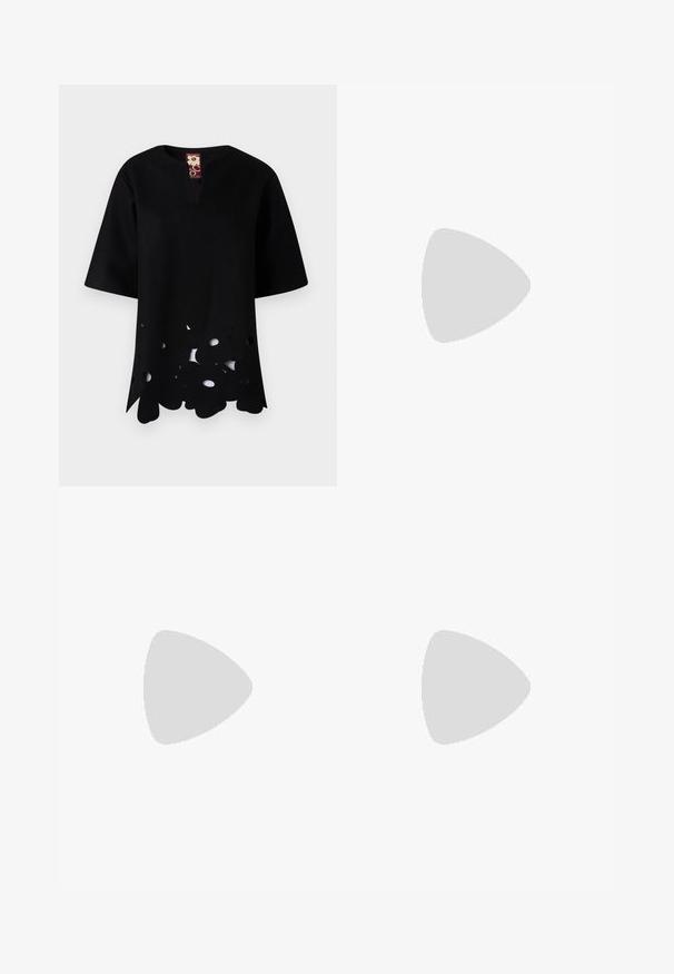 Schwarzes Oberteil mit V-Ausschnitt und kurzen Ärmeln. Verfügt über ein einzigartiges, ausgeschnittenes Blumenmuster am Saum und besteht aus strukturiertem Stoff.; Schwarze, taillierte Hose mit geradem Bein, aus einem glatten Stoff und mit klaren Falten an der Vorderseite. Keine sichtbare Hardware.; Schwarze Leder-Slingback-Pumps mit spitzem Schuhblatt, ausgestattet mit einem schlanken Absatz und einem goldfarbigen Akzent am verstellbaren Riemen. Glatte Textur.; Schwarze Lederhandtasche mit einem strukturierten Design, das eine verkürzte Form, einen oberen Griff und goldfarbene Hardware-Details aufweist. Verstellbarer Schulterriemen ist enthalten.