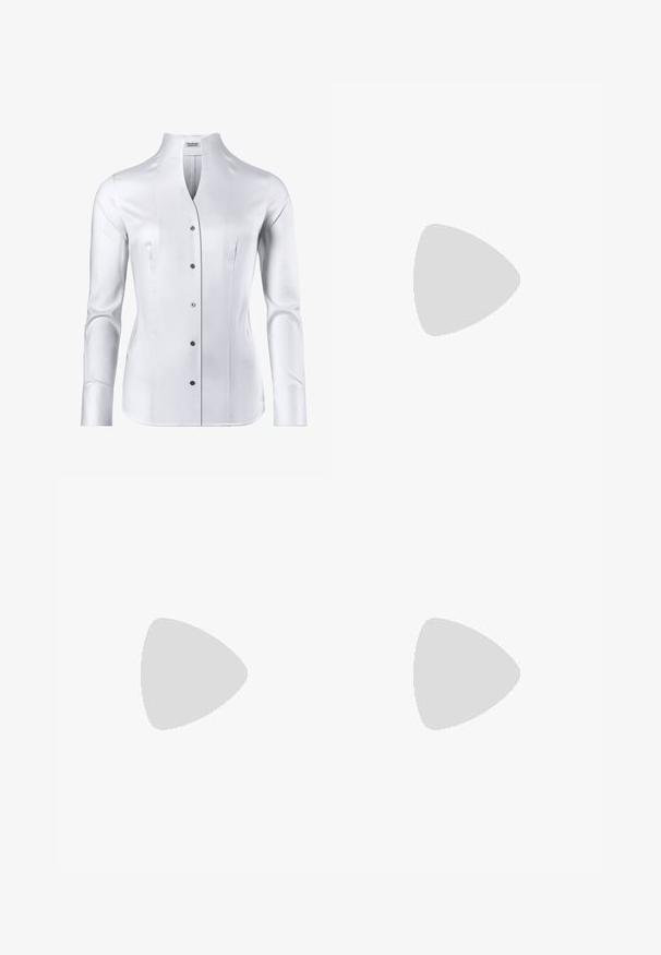 Camicia bianca a maniche lunghe con colletto alto, design aderente, texture liscia e sei bottoni neri sul davanti.; Cropped top nero a coste con bottoni e gonna maxi in satin blu navy. La gonna ha una finitura liscia e un orlo svasato, abbinata a scarpe flat nere.; Stivaletto in pelle nera con tacco alto chunky, lacci frontali, occhielli in metallo e cuciture gialle lungo la suola. Suola in gomma testurizzata.; Borsa a tracolla nera in pelle trapuntata con catena dorata e dettaglio del logo. Forma rettangolare, texture liscia, con chiusura a pattina.