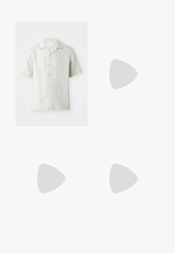 Camisa de lino de manga corta en color beige claro, con cuello, cinco botones en la parte delantera y un corte ligeramente relajado.; Polo color crema con cuello clásico, mangas cortas y una ligera abertura en forma de V en el escote. Textura suave y diseño minimalista.; Pantalones de lino color beige claro con corte recto, textura sutil, cierre frontal con botón y dos bolsillos laterales. Diseñados para una silueta limpia.; Stuart Weitzman BRIXTON - Zapatos sin cordones - auburn