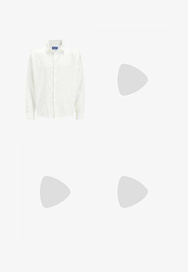 Jack & Jones Camisa - cloud dancer; Pantalones de algodón negros con un corte relajado y ligero estiramiento. Presentan un clásico diseño de cinco bolsillos y una sutil textura, combinados con zapatillas grises.; Mocasines de piel negra con un acabado suave, que presentan un detalle de correa en la parte delantera y una suela de goma gruesa con acentos acanalados.; Gafas de sol rectangulares negras con lentes oscuros, que presentan un marco grueso, acentos sutiles en los lados y sin logotipos visibles más allá del nombre de la marca.; Reloj de cuarzo metálico con esfera negra, números blancos y display de fecha. Cuenta con una correa de acero inoxidable y una resistencia al agua de 100m.