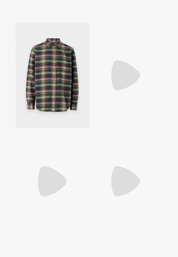 Chemise à manches longues en tartan aux tons vert, bleu marine et orange, avec une fermeture à boutons, un col étalé et un tissu doux et texturé.; Polo noir à manches courtes avec un motif abstrait texturé. Le col est plat et légèrement ouvert, ce qui renforce le design décontracté.; Shorts en denim bleu clair avec une coupe classique. Comprend cinq poches, des coutures orange et des ourlets à bord brut.; Mocassins en cuir noir avec une finition lisse, bout rond et coutures décoratives sur la tige. Talon bas empilé et léger brillant.