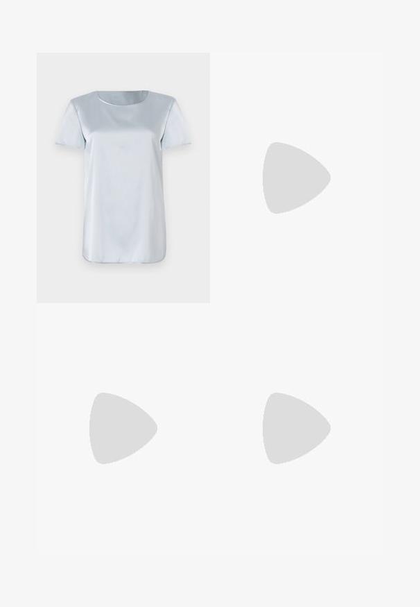 Top azzurro chiaro a maniche corte realizzato in tessuto morbido, con scollatura rotonda e taglio dritto, caratterizzato da una leggera lucentezza. Nessun motivo o logo visibili.; Pantaloni a vita alta blu navy con cintura elastica, gamba larga dritta e tasche laterali, presentati su uno sfondo semplice.; Paul Smith TOPANGA - Ballerine - black; Borsa a pochette in pelle verniciata rossa con design curvo, pattina pieghevole e un accento del logo metallico su una placca argentata. Tessuto liscio e lucido.