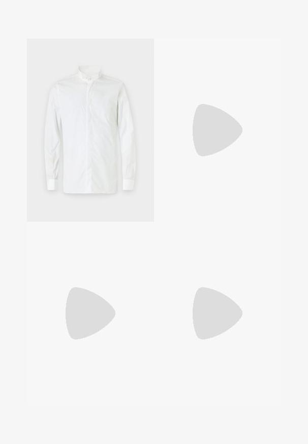 Wit overhemd met lange mouwen, een staande kraag, knoopsluiting en een getailleerd ontwerp. Gladde textuur, enkelvoudige knoopmanchetten en een minimalistische stijl.; Lichtbeige broek van zachte stof, met een rechte snit, twee zijzakken en een knoopsluiting aan de voorkant. Lichtgewicht en gladde textuur.; Zwarte leren instappers met een gladde textuur, ronde neus en een decoratieve band over de wreef. Lage, gestapelde hak en minimalistisch ontwerp.; Zwarte rechthoekige zonnebril met donkere lenzen, een dik plastic montuur, gouden accenten op de veren en het merkembleem gegraveerd op de arm.