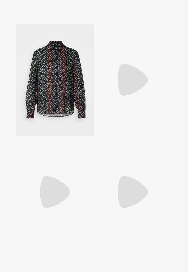 Camisa negra con cuello, que presenta un patrón geométrico repetido en verde, azul y naranja. Mangas largas, cierre con botones en la parte frontal.; Pantalones negros ajustados con un diseño de pierna recta, que presentan una textura suave y pliegues nítidos en el frente. Sin herrajes visibles.; Tacones negros de piel sintética tipo slingback con punta afilada, que cuentan con un tacón delgado y un detalle en tono dorado en la correa ajustable. Textura suave.; Bolso de mano de cuero negro con un diseño estructurado, que presenta una forma recortada, asa superior y acentos en dorado. Correa de hombro ajustable incluida.