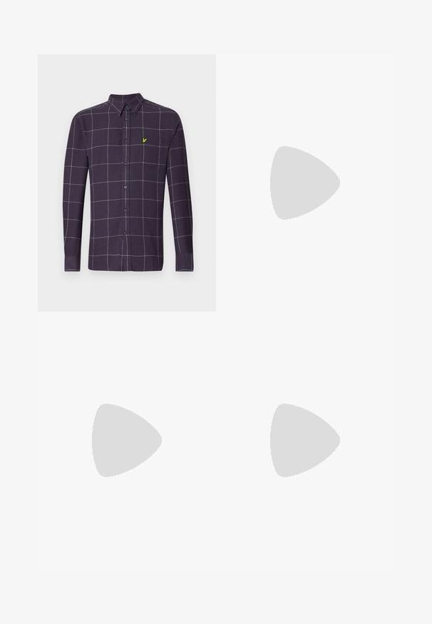 Hosszú ujjú, gombos ing sötétlila színben, fehér és szürke négyzetháló mintával. Kisebb, zöld embléma található a mellzsebén.; Kék farmernadrág egyenes szabással, klasszikus öt zsebes dizájnnal, elhalványodott textúrával és réz szegecsek kiegészítéssel.; Fehér és bézs sportcipő velúrból és bőrből készült elemekkel. Gumitalp, fűzős kialakítás, és minimalista oldalsávok jellemzik.; Világos bézs dzseki, amely rugalmas derékkal rendelkezik, zöld inggel és fekete nadrággal párosítva. Egy kis szürke crossbody táska van nála. Fekete cipő.