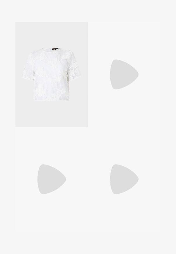 Hvit blondeskjorte med korte ermer som har blomsterbroderi, rund hals og løs passform. Gjennomsiktig stoff med en teksturert, lagdelt utseende.; Vide benbukser i en lys beige stof med et tekstureret, vævet mønster. Har en forreste talje og ingen synlige lukninger.; Svarte hæler med flere smale stropper, slinga bak og sølvfarge på hælen. Glatt overmateriale og firkantet hæl.; Svart lærveske med rund form, utstyrt med frynser, lang skulderreim og detaljer i gullkjede.