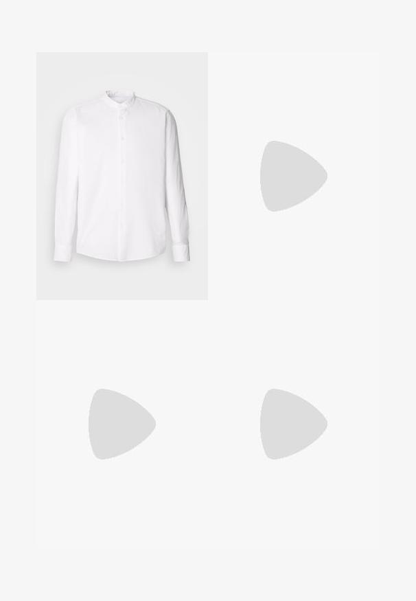 Witte shirt met lange mouwen en een opstaande kraag, met een knopenfront, textuurstof en een klassieke pasvorm. Geen patronen of accenten zichtbaar.; Zwarte wijde denim jeans. Voorzien van een standaard tailleband, vijf zakken en metalen hardware. Genaaid detail langs de naden.; Rode suède sneakers met witte accenten, met een textuurmateriaal, ronde neus en een gouden logo aan de zijkant, gedragen met zwarte broek.; Zilveren roestvrijstalen horloge met een vierkant kast, witte wijzerplaat, analoge en digitale weergave, en een metalen schakelband. Waterdicht ontwerp.
