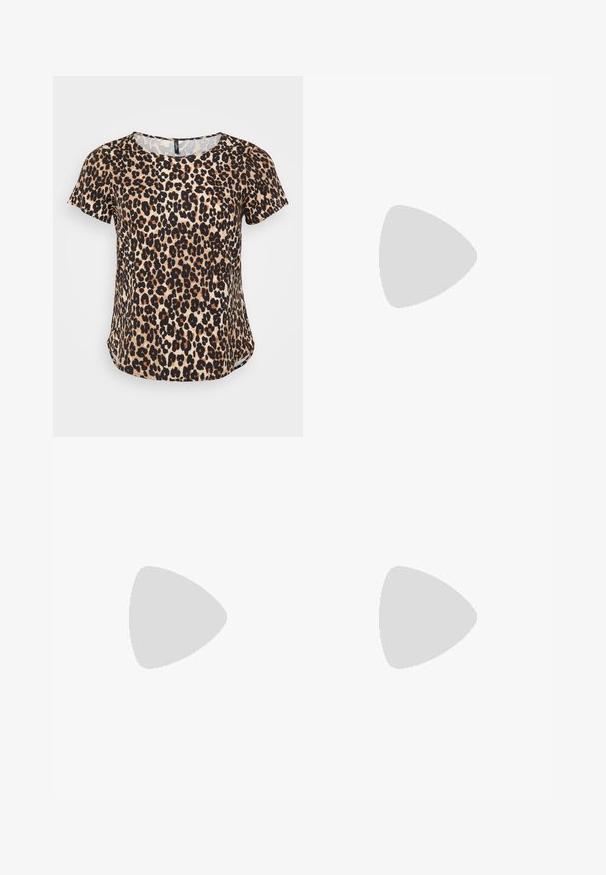 Majica kratkih rukava s uzorkom leoparda koja ima okrugli izrez i blago zakrivljen rub. Izrađena od mekog materijala s teksturiranom završnom obradom.; Sive traperice srednjeg struka, skraćene dužine, s blagim izbljeđivanjem na bedrima, pet džepova i zatvaranjem na gumbe.; Crne lakirane slingback štikle s istaknutim vrhom, metalik naglaskom na vrhu i tankim kitten potplatom. Glatka tekstura, minimalistički dizajn.; Crna kožna torba pravokutnog oblika, s jedinstvenom čvorastom ručkom i odvojivim remenom za rame. Glatka tekstura i minimalni šavovi.