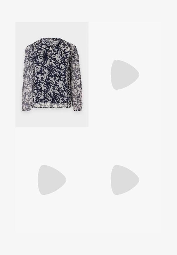 Blusa marina con stampa floreale bianca, caratterizzata da un colletto plissettato e maniche lunghe, su uno sfondo bianco uniforme.; Jeans neri a palazzo realizzati in denim. Presentano una chiusura con bottone, cinque tasche e una texture liscia. La gamba svasata inizia sotto il ginocchio.; Décolleté in vernice nera con punta affusolata e tacco in geometria cubica. Presentano un design elegante e minimalista, con una texture liscia.; Borsa hobo nera in pelle con una superficie liscia, forma curvata e una singola tracolla regolabile; presenta un'ampia apertura nella parte superiore.