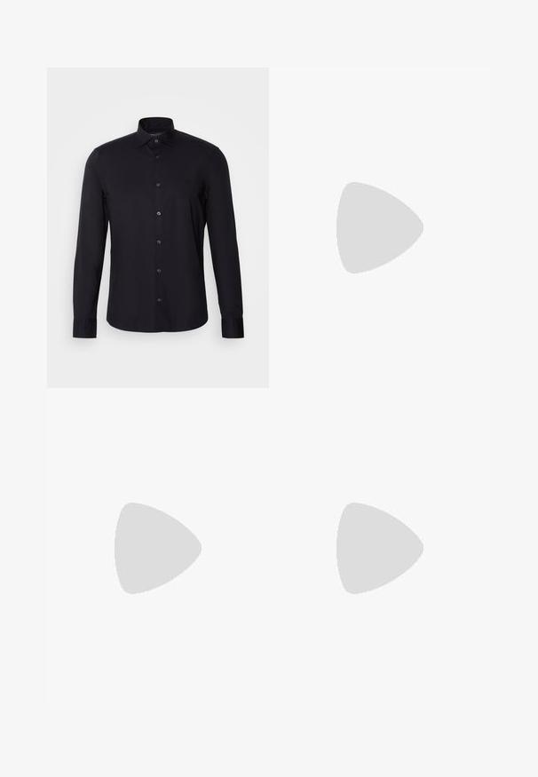 Svart langermet skjorte laget av en bomullsblanding. Har krage med knapper, frontknapper og en subtil brodert logo på brystet.; Svart, ribbet bukse med en avslappet passform. Har frontlommer og knappelukking i midjen. Myk tekstur og rett ben-design.; Sorte skinn ankelstøvletter med spiss tå, elastiske sidepaneler, vertikale sømdetaljer og en lav blokkhæl.; Sorte rektangulære solbriller med mørke linser, en glatt plastikkramme og en subtil logo på venstre arm. Minimalistisk design.