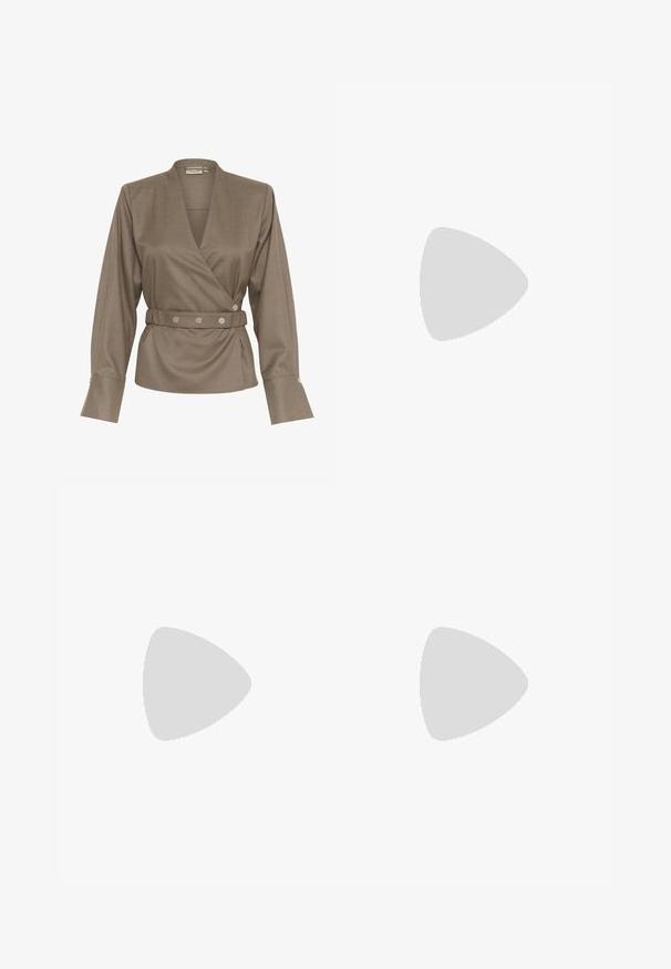 Top avvolgente marrone con maniche lunghe, scollatura a V e vita accentuata da una cintura con bottoni argentati. Tessuto liscio e vestibilità su misura.; Gonna mini bianca in lino con taglio dritto, dotata di tasche laterali e una texture liscia. Nessun motivo o accento visibile.; Scarpa piatta bianca con design in rete, punta affilata e suola bassa e piatta. Parte superiore testurizzata con fodera liscia e delicate rifiniture a contrasto.; Borsa bianca con motivo a stampa coccodrillo, dotata di due manici, forma rettangolare e chiusura a zip. Esibita su uno sfondo chiaro.