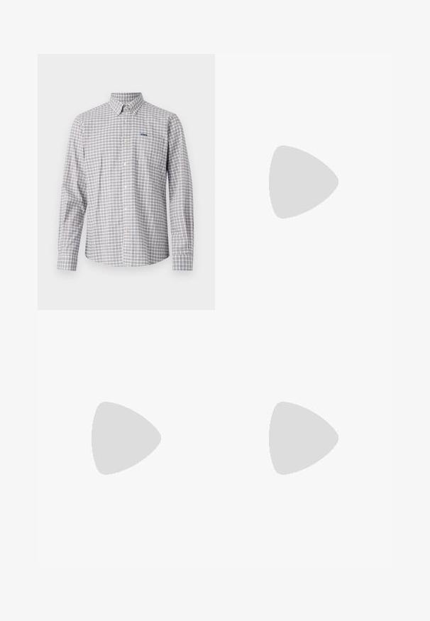 Koszula z guzikami w szaro-niebieską kratę, z długimi rękawami i kołnierzykiem. Posiada małe logo na kieszeni na piersi.; Jasnoniebieskie dżinsy o prostym kroju nogawki, z średnim stanem, pięcioma kieszeniami oraz zapięciem na guzik i zamek błyskawiczny.; Białe skórzane sneakersy z perforacjami, okrągłym noskiem, płaską podeszwą i grubymi sznurówkami, z widocznym logo swoosh i napisem „AIR” na pięcie.; Czarne plastikowe okulary przeciwsłoneczne z zielonymi szkłami, kwadratowe oprawki, srebrny akcent na brwi oraz fakturowane ramiona temple. Nazwa marki podana na wewnętrznej stronie ramion.