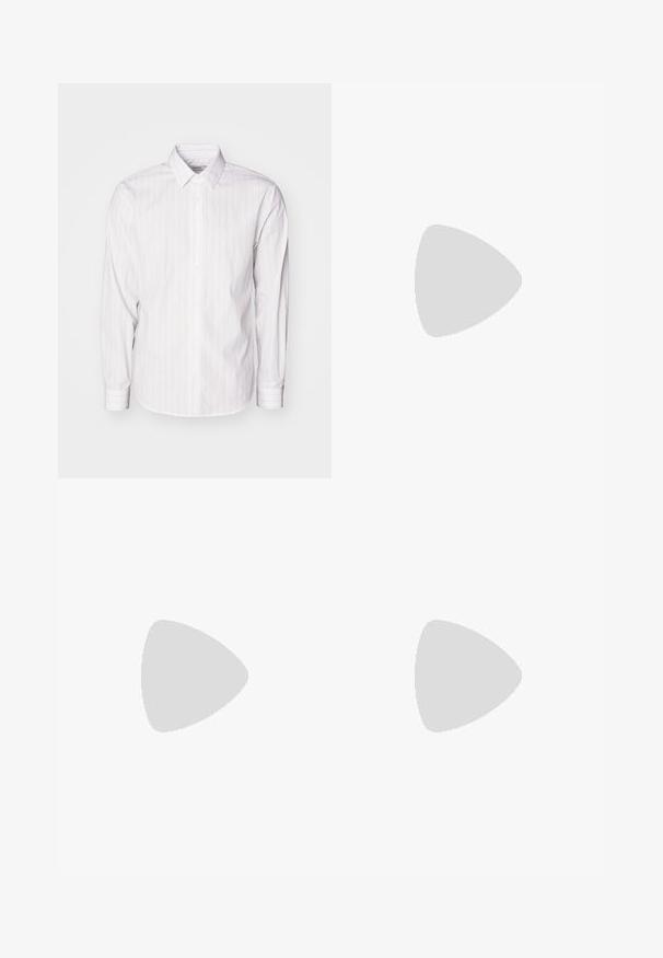 Camicia bianca a maniche lunghe con sottili righe verticali, colletto button-down e orlo curvato. Realizzata in un tessuto morbido, presenta polsini con bottoni.; T-shirt bianca in cotone con maniche corte, colletto tondo e logo Levi's discreto stampato al centro. Texture morbida e vestibilità standard.; Pantaloni neri a pieghe con un design dritto e gamba larga. Realizzati in tessuto morbido, con chiusura a bottone e passanti per cintura.; Scarpa sportiva nera con tomaia in mesh, dettagli argento e suola ammortizzata. Presenta un design con lacci e una suola testurizzata per una buona aderenza.