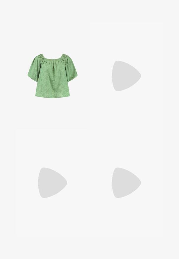 Blusa verde con scollo a quadrato, maniche corte a sbuffo e motivi a foglia texturizzati. Tessuto morbido con una vestibilità comoda.; Pantaloni neri a gamba dritta, con tasche frontali e spacchi laterali all'orlo. Realizzati in tessuto morbido e liscio. Adatti a diverse occasioni.; Décolleté in vernice nera con punta affusolata e tacco in geometria cubica. Presentano un design elegante e minimalista, con una texture liscia.; Borsa a tracolla nera in pelle con una forma curva, manico rimovibile e accessori dorati. La borsa presenta una patta con un dettaglio a fibbia.