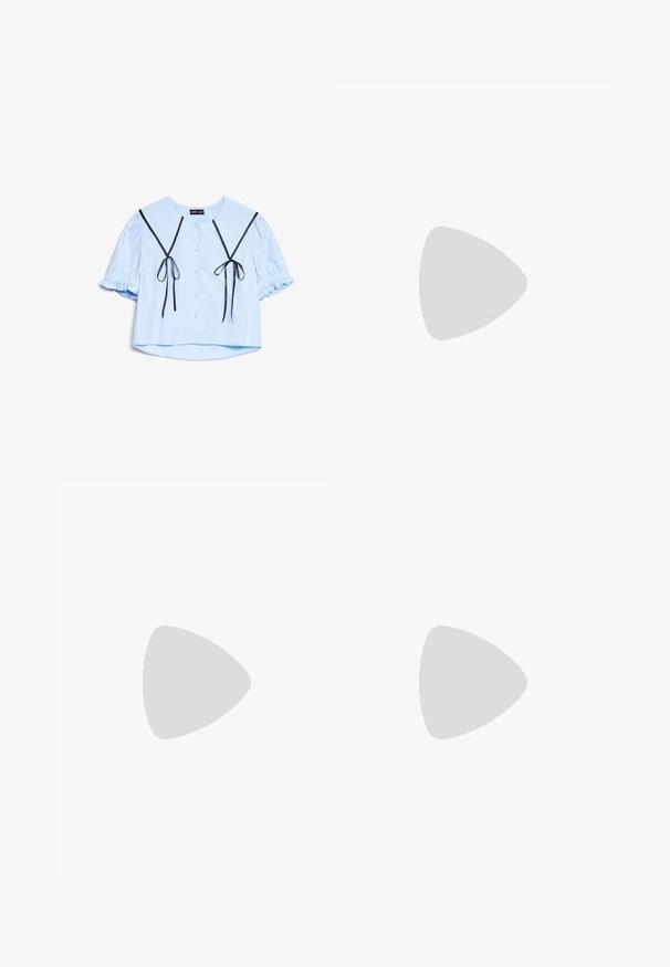 Blusa curta azul clara com mangas curtas bufantes, laços de fita preta na parte da frente, botões semelhantes a pérolas e um colarinho largo.; Jeans de denim azul de cintura alta com um design de perna larga, apresentando um bolso frontal, fecho de botão de latão e costura em contraste.; Saltos slingback em couro preto com bico fino, lados abertos e um salto curto e ligeiramente alargado. Textura suave e design minimalista.; Óculos de sol redondos, com uma tonalidade castanha e uma armação glossy em bordeaux. Braços finos com um detalhe discreto de marca. Design de lentes planas.
