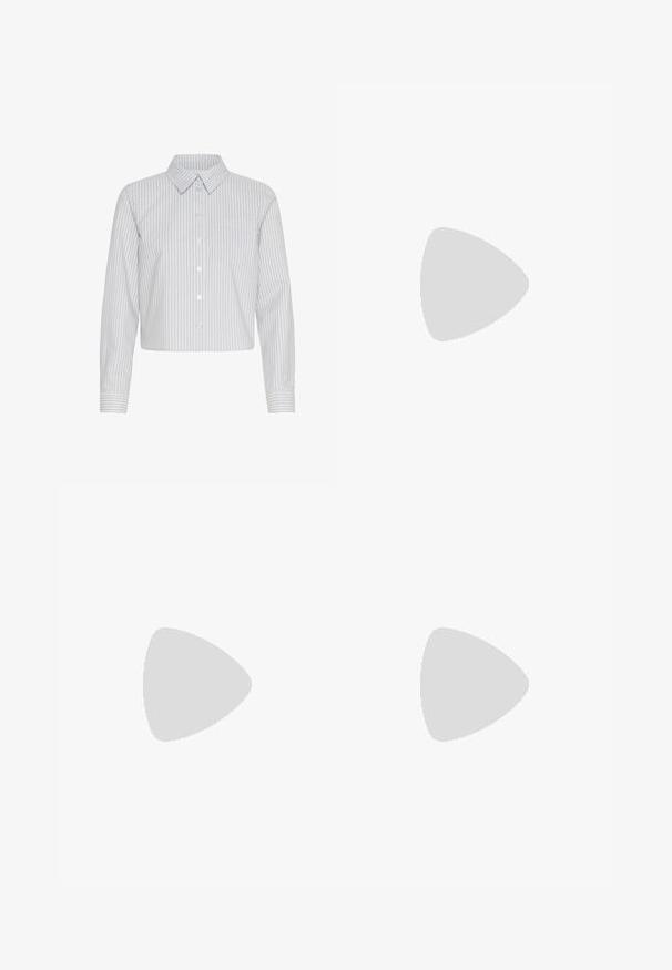 Camicia button-up accorciata di colore bianco con righe verticali blu navy, dotata di colletto e una tasca sul petto. Maniche lunghe con dettagli ai polsini.; Jeans in denim azzurro chiaro con un taglio rilassato, vita alta, cinque tasche e leggera scoloritura su tutto il tessuto.; Mocassino in pelle nera con silhouette curva, fascetta decorativa, cuciture texture e suola in gomma piatta. Finitura liscia e design elegante.; Borsa a mano in pelle marrone con texture liscia, forma arrotondata e doppi manici. Presenta un logo dorato e un piccolo etichetta attaccata.
