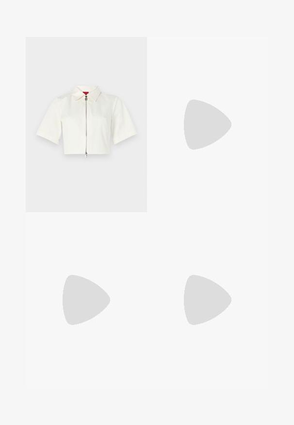 Camisa blanca corta con mangas cortas, que presenta un cuello puntiagudo y un cierre delantero con cremallera de metal plateado. Textura de tela suave.; Pantalones negros ajustados con un diseño de pierna recta, que presentan una textura suave y pliegues nítidos en el frente. Sin herrajes visibles.; Zapato negro de punta afilada tipo slingback con un tacón bajo, que presenta un material de cuero suave y un diseño recortado en el lateral para mayor transpirabilidad.; Bolso de mano de cuero negro con un diseño estructurado, que presenta una forma recortada, asa superior y acentos en dorado. Correa de hombro ajustable incluida.