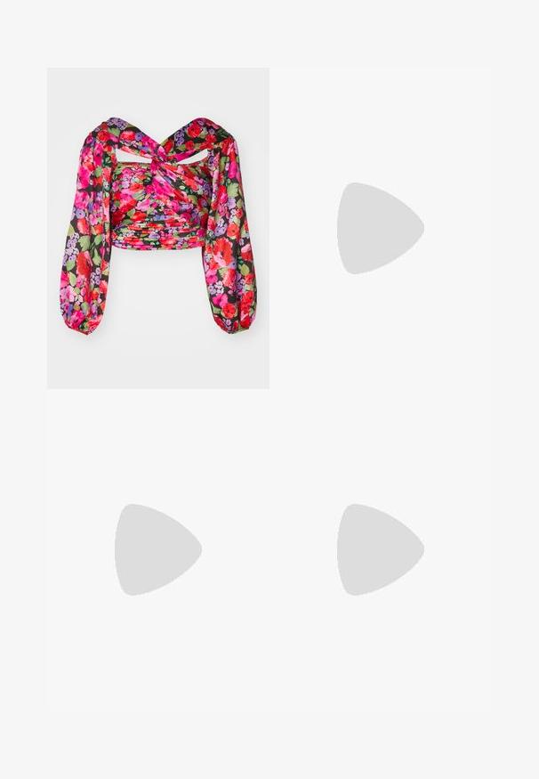 Top corto floreale con maniche a sbuffo in vivaci tonalità di rosa, rosso e viola su uno sfondo scuro; presenta un design annodato al colletto.; Pantaloni ampi in pelle nera con vita elastica, dotati di due tasche laterali e una texture liscia e lucida.; Stivali neri in pelle al ginocchio con punta affusolata e tacco a stiletto sottile. Texture liscia con design aderente e cuciture lungo il bordo superiore.; Lucchetti a forma di cuore in argento con incisioni "SÌ" e "NO", finitura lucida, design simmetrico e un robusto gancio in metallo.