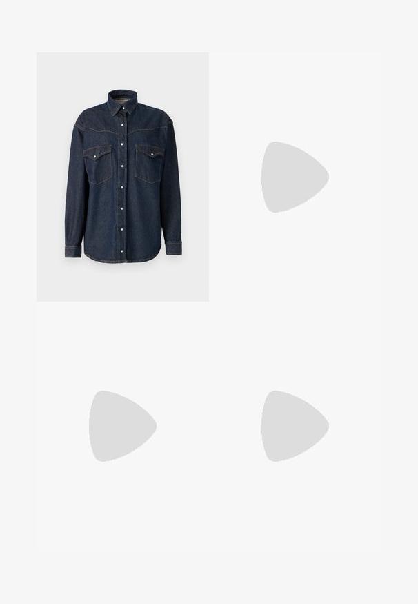 LOIS Jeans THE RAFAEL NOAD GOODSTUFF - Blúzka so zapínaním na gombíky - dark blue; Džínový overal s červenými pruhmi a nastaviteľnými ramennými popruhmi, veľkou prednou kapsou a bočnými vreckami. Obsahuje kovové prvky a prešívaný lem.; Biele kožené tenisky s béžovými semišovými akcentmi, perforovanou špičkou, plochými šnúrkami a textúrovanou krémovou podrážkou. Obsahujú jemné označenie na päte.; Čierna textilná taška so zhrnutou textúrou, dvoma ramennými popruhmi a sťahovacím uzáverom na stranách. Hladký, ľahký materiál.