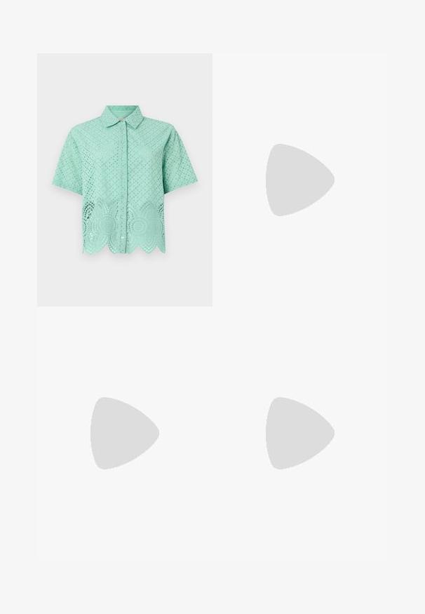 Maglietta a maniche corte verde mentolo con motivo ad occhiello, chiusura con bottoni e orlo scallop. Realizzata in tessuto leggero con fori decorativi.; Jeans in denim azzurro chiaro con vita alta, taglio a gamba larga, due tasche laterali e design plissettato. Texture morbida con una finitura sbiadita.; Tacchi slingback in pelle nera con punta affusolata, caratterizzati da un tacco alto e un accento dorato sulla cinghia regolabile. Texture liscia.; Borsa color crema con una finitura testurizzata, forma curva, manico corto e dettaglio del logo in tonalità oro. Chiusura con zip nella parte superiore.