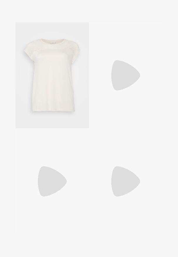ONLY Carmakoma CARFLAKE LIFE S/S MIX JRS - Osnovna majica kratkih rukava - ecru; Široke crne hlače izrađene od glatkog materijala, s prednjim džepovima i kopčanjem na gumb u struku. Minimalistički dizajn bez uzoraka.; Smeđe kožne sandale s dva široka remena, remenom oko gležnja sa srebrnom kopčom i teksturiranom crnom potplatom. Minimalistički dizajn.; Smeđa kožna torba preko tijela s zakrivljenim oblikom, zlatnim metalnim detaljima i naglaskom na kopču. Ima odvojivu naramenicu.