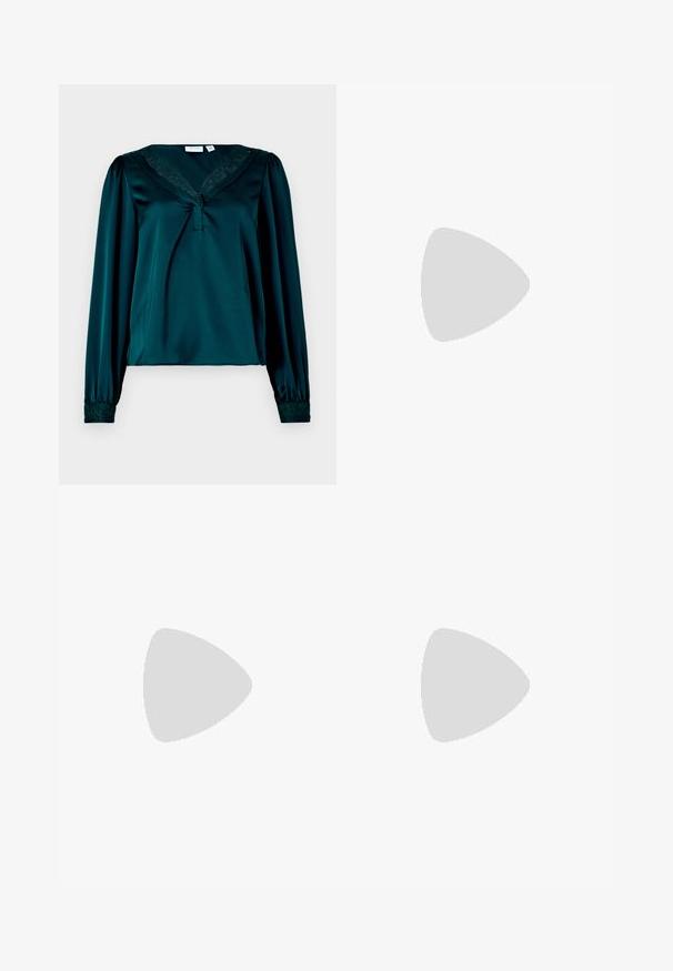 Blusa in raso teal con maniche lunghe, scollatura a V con bordo in pizzo e polsini elasticizzati decorati con fiori. Texture morbida e liscia.; Jeans flared di colore blu chiaro in denim, dotati di vita alta, design a cinque tasche e una leggera sfumatura verso l'orlo.; Stivali da cowboy in pelle marrone con punta affusolata e tacco a blocco, caratterizzati da dettagliati ricami e accenti rialzati sul gambale.; Borsa a mano in pelle nera con patta e dettaglio in metallo dorato. Include una tracolla nera e un design elegante e minimalista.; Orecchini a cerchio in argento con un design torciglionato, caratterizzati da una finitura lucida e chiusura a perno. Misurano circa 3 cm di diametro.