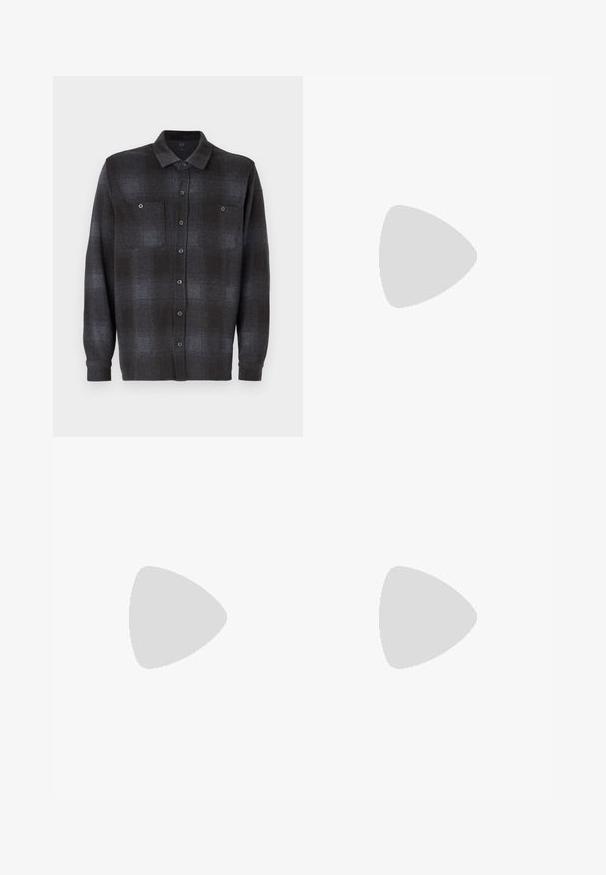 Langermet skjorte med knapper i svart og mørkegrå rutemønster, med to brystlommer og standard krage. Glatt tekstur.; Sorte bukser med plisseret frontdesign, lavet af glat stof. Har knaplukning og bæltesløjfer; rett-bukser.; Sorte semskede sneakers med hvite lisser og tre hvite striper. Har en sirkulær svart logo på tungen og en såle av gummigummi.; Metallinnrammede solbriller med ovale grønne linser. Tynn sølvfarget metallramme og svarte øreplugger. Minimalistisk design, ingen synlige logoer.