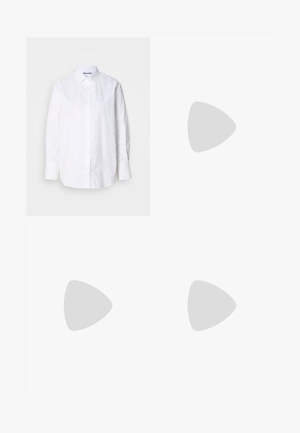 Biała bawełniana koszula z długimi rękawami, z kołnierzykiem zapinanym na guziki, ozdobiona małymi, okrągłymi detalami przypominającymi perły, równomiernie rozmieszczonymi w całej koszuli.; Biała bawełniana koszulka z nadrukowanym obrazkiem dwóch kobiet w miejskich stylach mody z psem na przejściu dla pieszych oraz budynkami w tle.; Ciemnoniebieskie dżinsy szerokie w nogawkach wykonane z denimu, z wysokim stanem, z pomarańczowymi przeszyciami, pięcioma kieszeniami i zapięciem na guzik.; Białe sneakersy typu low-top z czarnym paskiem na pięcie, platformą, sznurowadłami i logo "CK" marki Calvin Klein na boku.