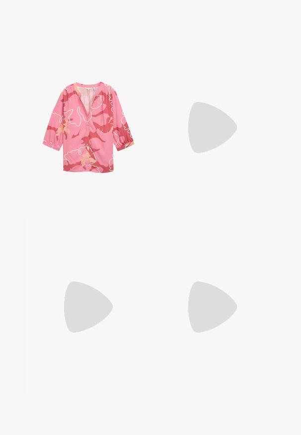 Blusa rosa con un patrón abstracto en tonos de rosa oscuro y melocotón, con escote en V, parte delantera con botones y mangas de tres cuartos.; Pantalones de cuero negros con una textura suave, con un corte recto, dos bolsillos frontales y detalles de costura visibles.; Mocasines de cuero negro con tacón plano, que cuentan con un detalle decorativo de hardware dorado en la parte frontal y una textura suave.; Bolso negro con forma estructurada, textura suave y un cierre metálico. Combinado con pantalones anchos negros y sandalias de dedo en un suelo de madera.