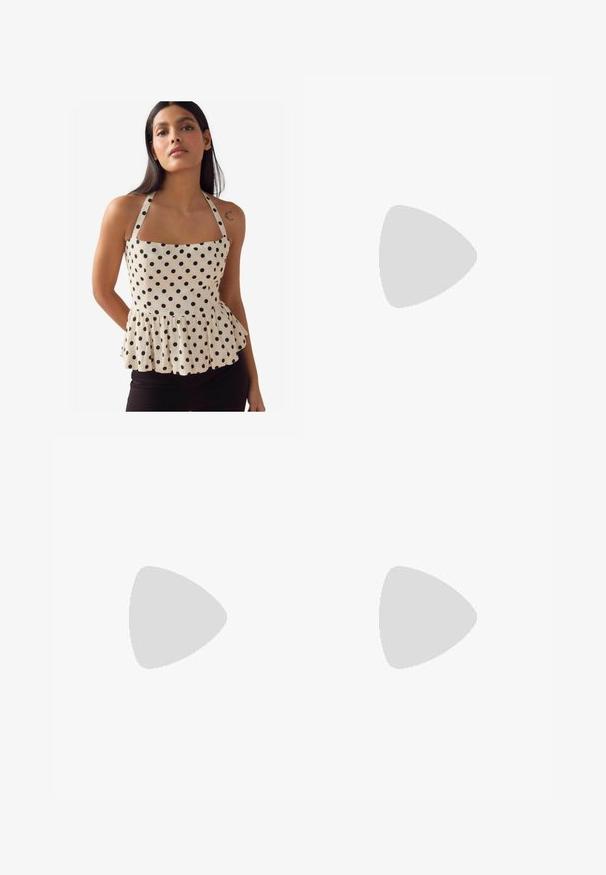 Top peplum in tessuto crema con pois neri, scollatura quadrata e spalline regolabili. Presenta un orlo arricciato per dare forma.; Jeans in denim nero con una vestibilità rilassata, gamba dritta, design a cinque tasche e una texture leggermente sbiadita. Chiusura con bottone e zip nella parte anteriore.; Décolleté in vernice marrone con slingback, punta appuntita, dettagli con fibbia prominente, piccole borchie decorative e tacco triangolare chunky.; Borsa tote in pelle marrone con texture liscia, design con apertura superiore e due spallacci. Presenta cuciture minime e nessun hardware visibile.