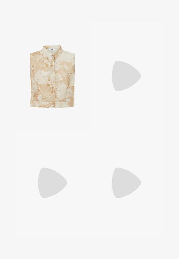 Ärmellose Bluse aus beigem Stoff mit weißen Blumenmustern. Klassischer Kragen und Knopfleiste vorne mit einer strukturierten Passform.; Weißer, gestufter Maxi-Rock aus leichtem Stoff. Verfügt über einen elastischen Bund und ein fließendes Design mit weicher, subtiler Textur.; Weiße und schwarze Gummi-Tsandalen mit strukturierten Fußbetten, dünnen Riemen und kontrastierenden Farben. Jedes Paar hat ein einfaches Design und eine minimalistische Markenpräsentation.; Rechteckige Sonnenbrille mit rot marmorierten Rahmen und gelb getönten Gläsern. Glatte Textur mit geraden Bügeln.