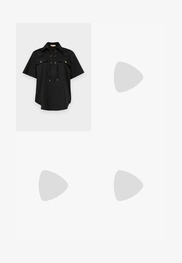 MICHAEL Michael Kors - Bluzka; Czarne rozszerzane spodnie o gładkiej fakturze, z dopasowaną talią i kieszeniami z przodu, zaprojektowane w eleganckim, nowoczesnym stylu.; Czarne lakierowane czółenka na obcasie typu slingback z wąskim noskiem, z teksturowanym wzorem wężowym, regulowanym paskiem oraz krótkim, teksturowanym obcasem w kształcie słupka.; Czarna skórzana torba na ramię z dwoma przednimi kieszeniami, złotymi klamrami, zamkiem błyskawicznym i cienkim paskiem. Teksturowana powierzchnia i kompaktowy prostokątny kształt.