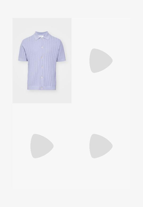NN.07 NOLAN  - Chemise - lilac; T-shirt en coton blanc avec une coupe décontractée, un col rond, des manches courtes et des étiquettes texte en noir. Sans motifs ni graphiques.; Pantalon en tissu extensible marron avec une coupe slim. Équipé d'une taille lisse, de passants de ceinture et de deux poches avant.; Baskets en cuir texturé brun foncé avec un dessus à lacets et une semelle en caoutchouc blanc striée sur un fond clair et uni.