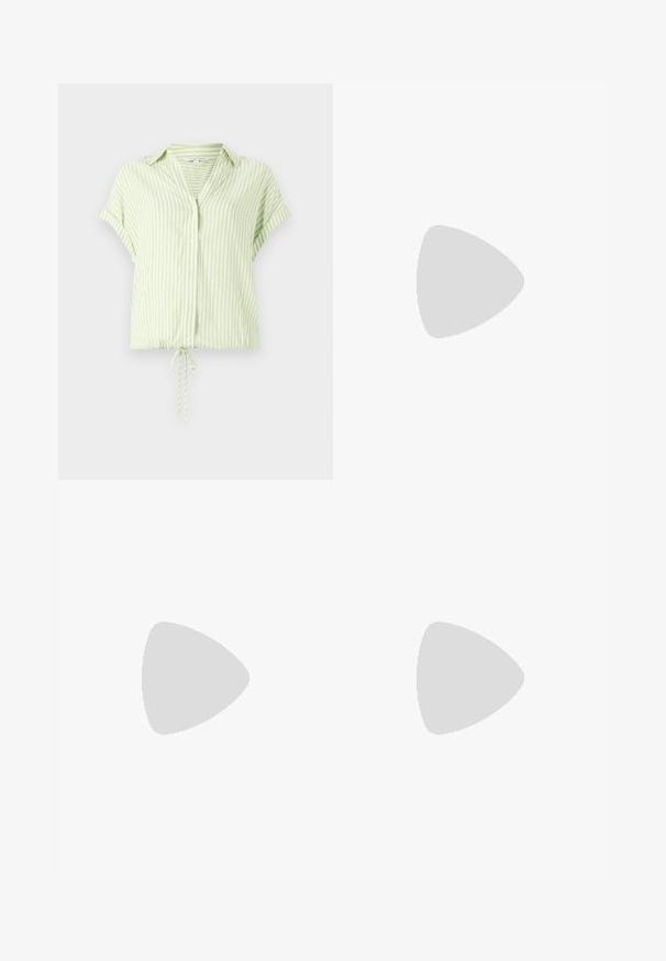 Blusa a maniche corte a righe verde chiaro con bottone frontale e orlo regolabile con cordino. Tessuto morbido con una vestibilità comoda.; Jeans a vita alta di un blu scuro, larghi e con cintura, caratterizzati da cuciture a contrasto e orli arrotolati.; Sandalo con zeppa blu navy, con cinturini incrociati, una piattaforma in fibra naturale testurizzata e un accento metallico dorato alla base.; Borsa a spalla in finta pelle marrone con forma curvata, cuciture minime e un accento in metallo dorato. Presenta una chiusura con zip superiore e una tracolla regolabile.