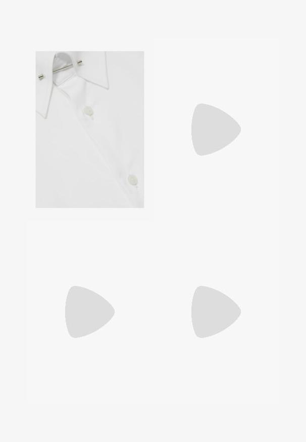 Vit bomullsskjorta med klassisk krage, knappstängning och metalldetalj för kragen, som visar en slät, strukturerad yta.; Svart bomull T-shirt med rund hals, korta ärmar och vit logotryck på vänster bröst. Enkel, enfärgad design.; Mörkgrå byxor i strukturerad tyg, med slät front, veck, raka ben och bälteshällor. Ingen synlig hårdvara eller mönster.; Svart läderloafersko med rund tå, subtila sömnadsdetaljer och låg klack, med en jämn yta och minimalistisk design.