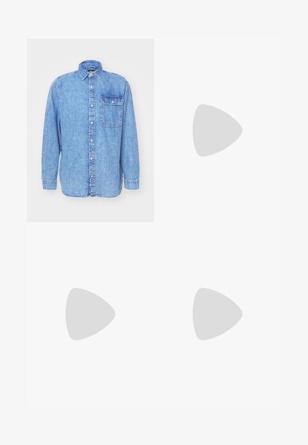 Cămașă din denim de culoare albastru deschis, cu mânecă lungă, guler clasic, închidere cu nasturi pe față, un buzunar pe piept și detalii cusute de-a lungul cusăturilor.; Tricou negru din bumbac, cu mâneci scurte, guler rotund și un mic logo alb Nike pe partea superioară stângă a pieptului. Textură netedă. Croială clasică.; Șorturi negre cu un brâu reglabil, dintr-un material ușor cu o textură netedă și un design simplu, fără logo-uri sau modele vizibile.; Pantofi sport negri, cu țesătură texturată și tălpi din cauciuc, având șireturi elastice și un accent albastru pe toc. Purtați cu pantaloni din denim deschis.