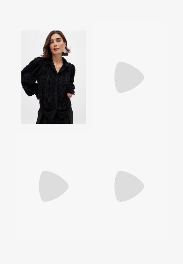 Schwarzes Button-Up-Hemd mit strukturierten, fransigen Streifen; mit Kragen und lockeren, langen Ärmeln; aus weichem, leichtem Stoff.; Bershka WIDE-LEG - Wide Leg - black; Bershka High Heel Sandalette - black; Schwarze Lackleder-Handtasche mit geschwungenem Design, einem Schulterriemen, Vordertaschen und silberfarbenen Hardware-Akzenten.