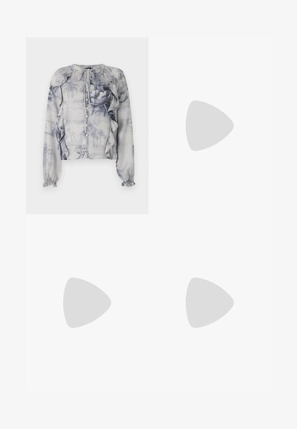 Blusa leggera con stampa floreale e paesaggistica blu. Volant sulle spalle e chiusura con bottoni. Maniche lunghe con polsini elasticizzati.; Jeans a zampa d'elefante in denim blu chiaro con vita alta, dotati di due bottoni e tasche frontali. Il tessuto ha una texture sbiadita con variazioni sottili.; Décolleté nera in pelle con tacco alto, punteggiato e dalla texture liscia, caratterizzata da un tacco sottile e un design minimalista.; Mini borsa a tracolla nera in paillettes con una tracolla texturizzata annodata e catena argentata. Forma rotonda con parte superiore arricciata e dettagli riflettenti.
