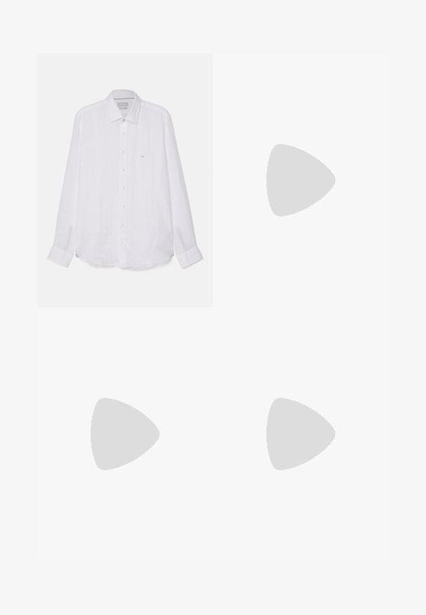 Bijela košulja dugih rukava od lana. Ima uski ovratnik, potpuni gumbasti prednji dio i mali vezeni logo na lijevoj strani prsnog dijela.; Crne ravne traperice s pet džepova, zatvaranje na gumbe i patentni zatvarač, te oznakom marke Pier One na pojasu.; Crna kožna loafer cipela s glatkom finišem, s ušivenim uzorkom i dekorativnim metalnim lancem preko prednjeg dijela. Ravni potplat.; Crne sunčane naočale pravokutnog oblika, tamne leće, srebrni detalji na sljepoočnicama i matirajuća završna obrada okvira.