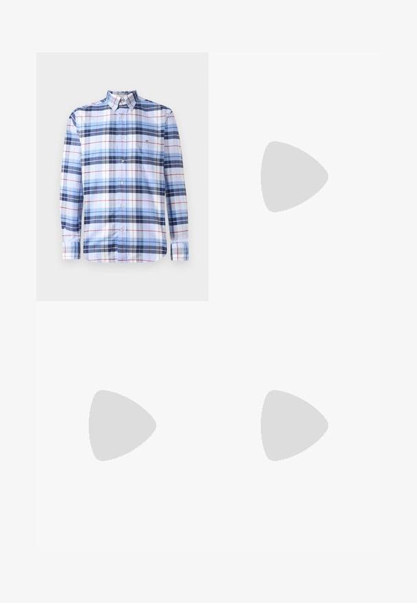 Langermet skjorte med knapper i blå og hvit rutet mønster med røde detaljer. Laget av vevd stoff med klassisk krage og lomme.; Langermet hvit bomullsskjorte med rund hals, sidespalter nederst og en jevn tekstur, vist fra baksiden.; Lys blå denimjeans med rett ben-design, fem lommer, knappeåpning, minimal falming og kontrasterende sømdetaljer.; Hvit sneakers med en glatt skinnoverdel og lav profil. Har en rund tå, seks snøring hull, og en teksturert gummisåle.