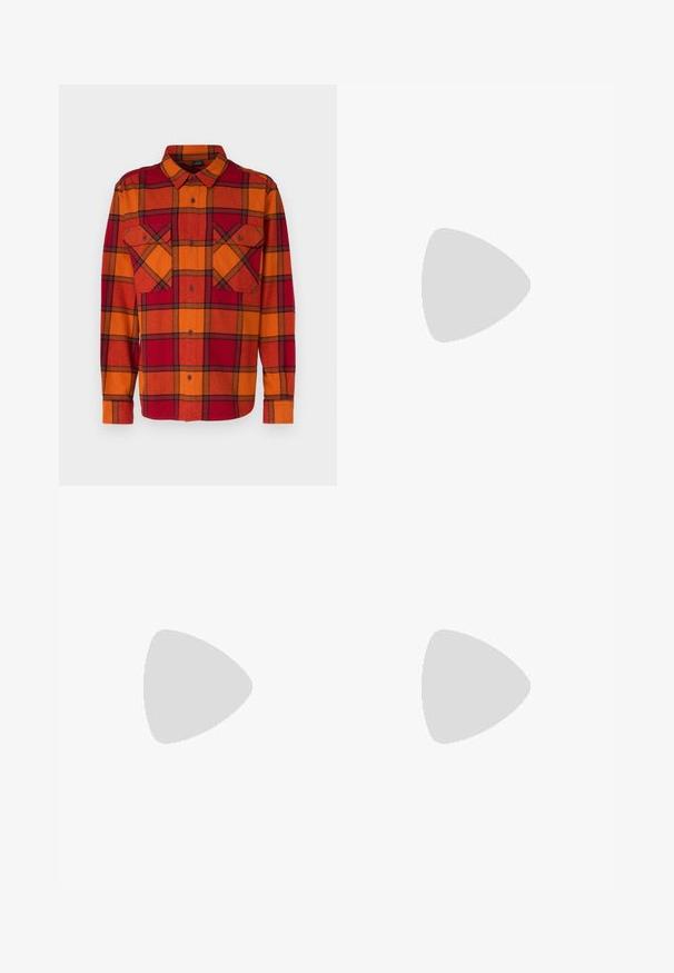 Oakley Button down-skjorte - ginger/grenache; Sorte bukser laget av glatt stoff, med rette ben, to frontfoldninger og standard liv med beltehemper.; Sorte skinn ankelstøvletter med spiss tå, elastiske sidepaneler, vertikale sømdetaljer og en lav blokkhæl.; Sorte rektangulære solbriller med mørke linser, en glatt plastikkramme og en subtil logo på venstre arm. Minimalistisk design.