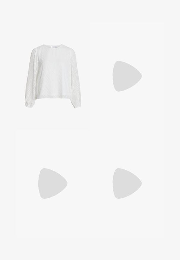 Blouse blanche à manches longues avec un motif texturé ondulé subtil, décolleté rond et fermeture à boutons au dos.; Jupe plissée noire avec une texture lisse, comportant une taille noire unie et un détail de logo embossé à l'avant.; Chaussure slingback en cuir noir avec un bout pointu et un talon fin et incurvé. Dispose d'une sangle ajustable discrète avec une boucle en métal.; Sac à main en motif serpent avec une poignée incurvée. Fabriqué à partir de matériaux texturés beiges et bruns, présentant un motif en diamant distinctif.